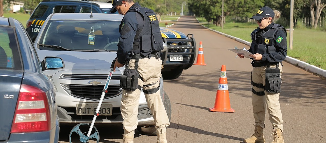 Falta de cinto rende uma multa a cada 2 minutos em rodovias federais -  28/06/2015 - UOL Notícias